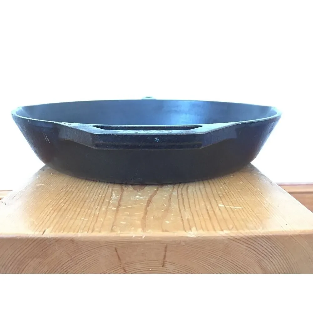 Vtg Lodge 10SK USA Cast Iron Round Corn Bread Skillet #10 Double Pour Spout 12